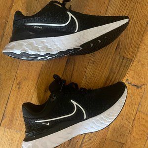 Nike FlyKnit Women Size 9